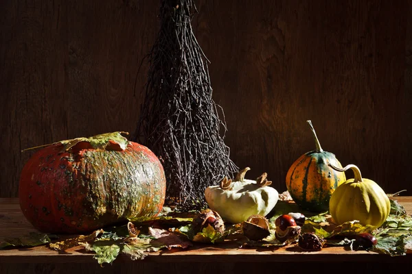 Outono no porão vintage com legumes — Fotografia de Stock
