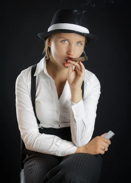 Γυναίκα στο μαύρο καπέλο με πούρο σε μαύρο φόντο, απομονωμένη — Φωτογραφία Αρχείου