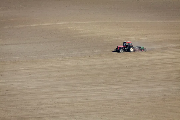 Tozlu alanda izole traktör — Stok fotoğraf