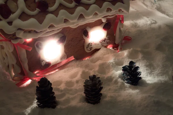 与雪和锥体姜饼小屋 — 图库照片