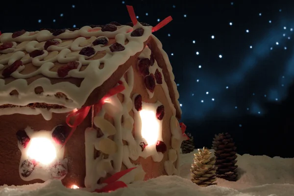 Closeup gingerbread cottage with stars in the background — Stock Photo, Image