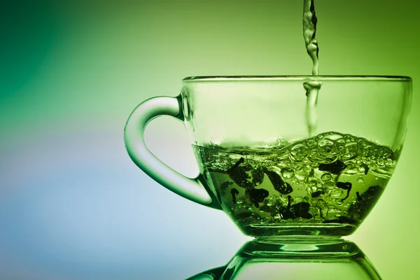 Tee in einer kleinen Tasse aufbrühen — Stockfoto