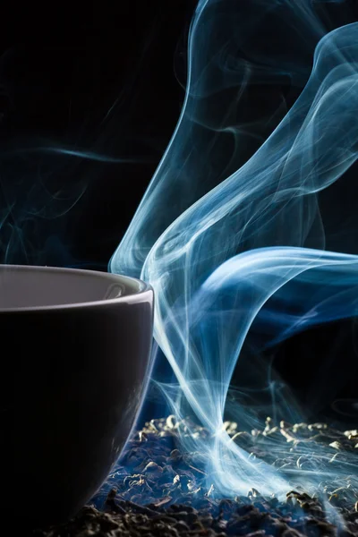 Tee und Rauch auf schwarzem Hintergrund — Stockfoto