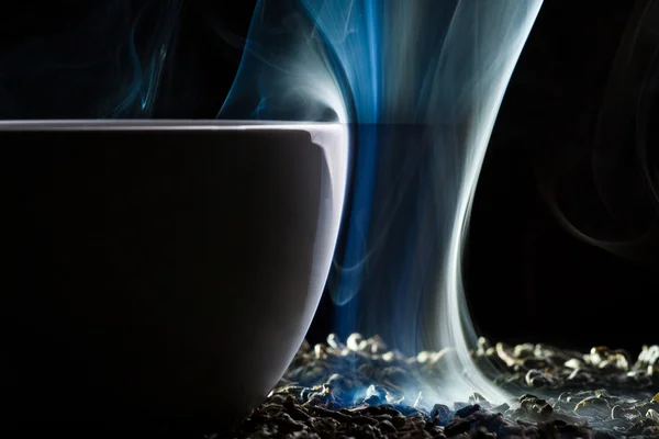 烤的茶和黑色背景上的杯子 — 图库照片