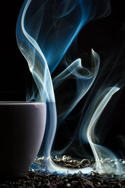 Chá seco com fumaça azul — Fotografia de Stock