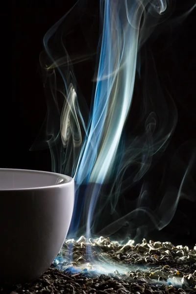 Γαλάζιος καπνός που βγαίνει από το φλιτζάνι τσάι — Φωτογραφία Αρχείου