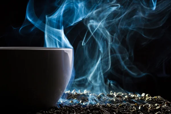 Geruch von gutem Tee aus einer kleinen Tasse — Stockfoto