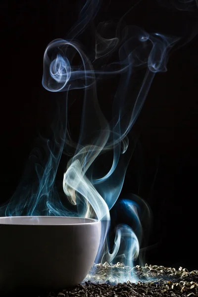 Seltsamer blauer Rauch, der vom Tee wegzieht — Stockfoto