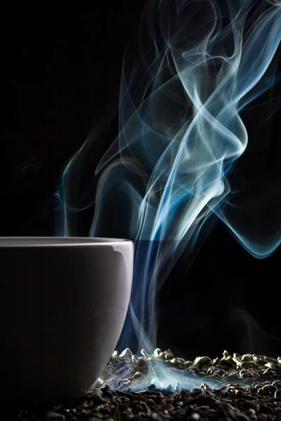 Tasse Tee mit blauem Rauch — Stockfoto