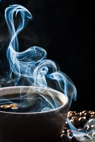 Дивний синій дим забирає з кави — стокове фото