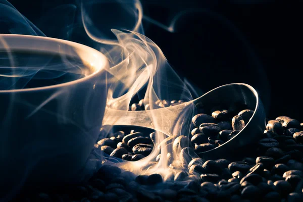 Запах хорошего кофе из жареных семян — стоковое фото