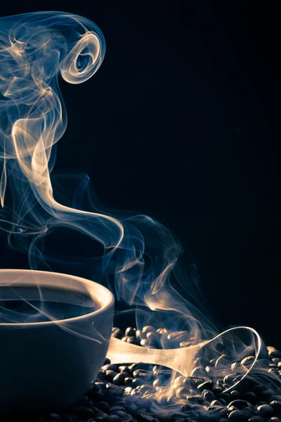 Wirbelnder goldener Rauch, der vom Kaffee wegzieht — Stockfoto