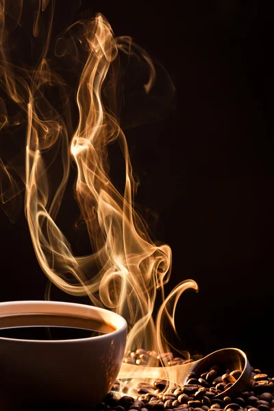 Zlatý kouř a pražená káva — Stock fotografie