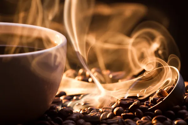 Seltsamer goldener Rauch, der Kaffeesamen entweicht — Stockfoto