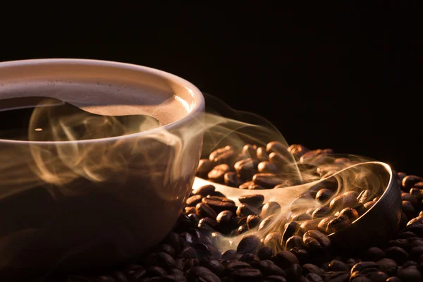 Сухой кофе с золотым дымом — стоковое фото