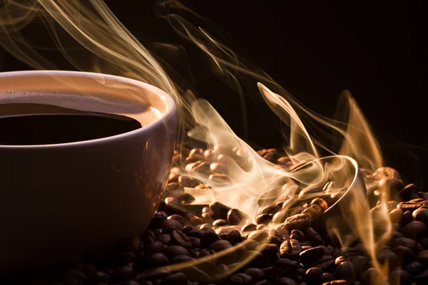 Zlatá vůně odletět pražené kávy — Stock fotografie