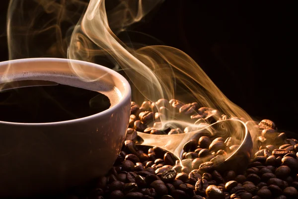 Кофе, дым и семена — стоковое фото