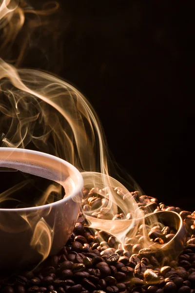 Cafea și fum pe fundal negru — Fotografie, imagine de stoc