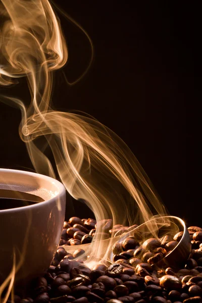 Суха кава з золотим димом — стокове фото
