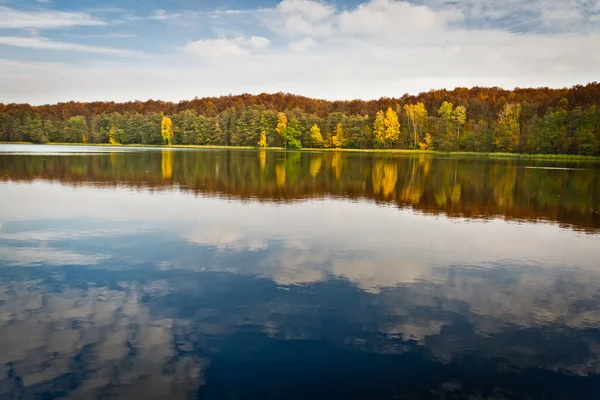 Jesienią widok na jeziora — Zdjęcie stockowe