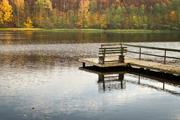 秋の湖の上の古い木製桟橋 — ストック写真
