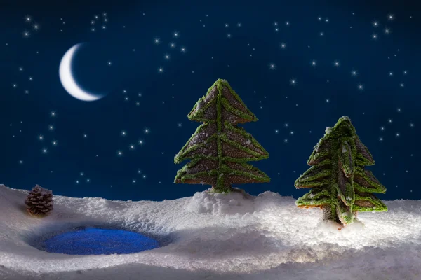 Два небольших дерева делают из пряников в ночное время зимой — стоковое фото