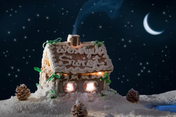 Kış geceleri karlı gingerbread yazlık — Stok fotoğraf