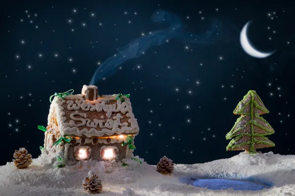 Mavi duman kış geceleri ev gingerbread dökülür. — Stok fotoğraf