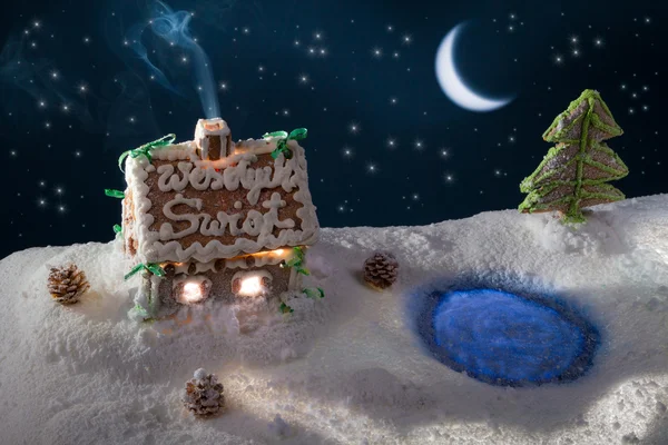 圣诞平安夜的姜饼家在湖中 — 图库照片