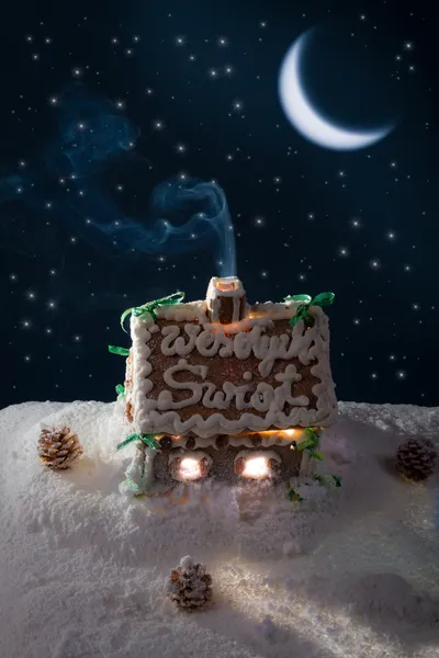 Besneeuwde peperkoek huisje bij nacht — Stockfoto