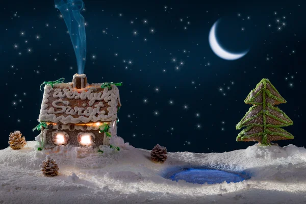 Пряничный хлеб дома с голубым дымом и луна со звездами — стоковое фото