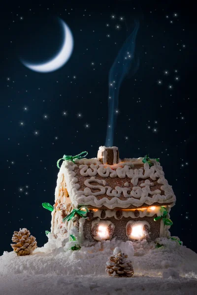 Fumée bleue coulée hors de la maison de pain d'épice la nuit en hiver — Photo