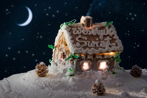 Karlı gingerbread ev ve ay kış geceleri — Stok fotoğraf