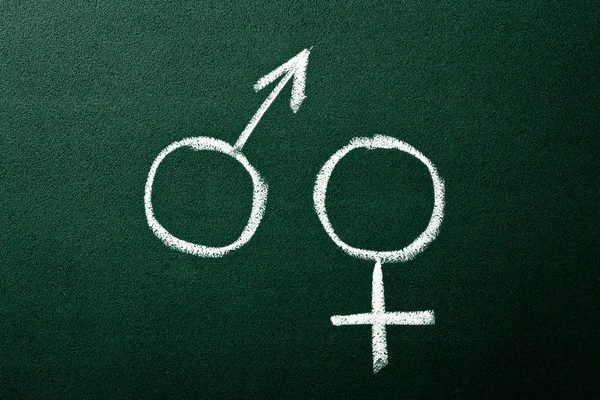 Yeşil yazı tahtası üzerinde cinsiyet simgeleri — Stok fotoğraf