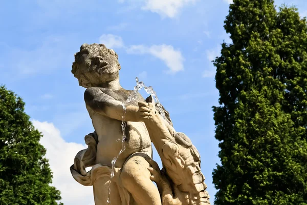 Boy Vs coccodrillo sulla fontana — Foto Stock