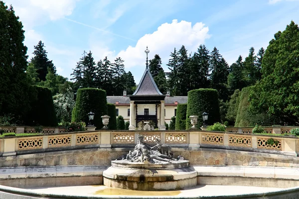 Ogród willi z fontanną — Zdjęcie stockowe