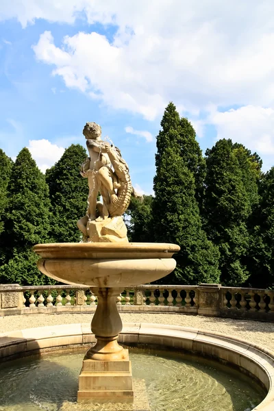 Fontaine avec sculpture garçon — Photo