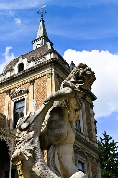 Sculpture in front of a mansion — Stock Photo, Image
