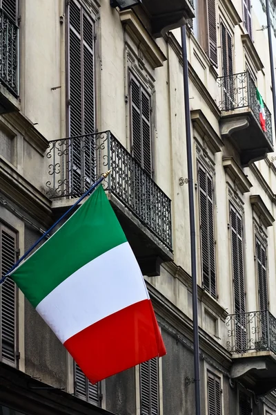 Drapeaux italiens sur une façade — Photo