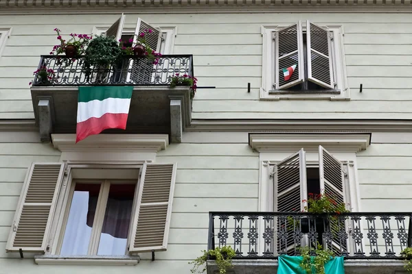 Fachada de casa italiana con banderas —  Fotos de Stock