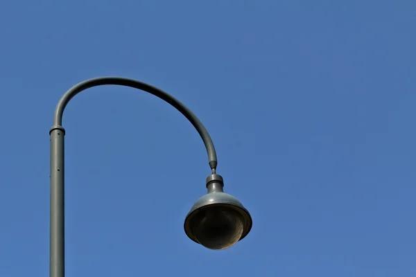 Lâmpada de rua no céu azul — Fotografia de Stock