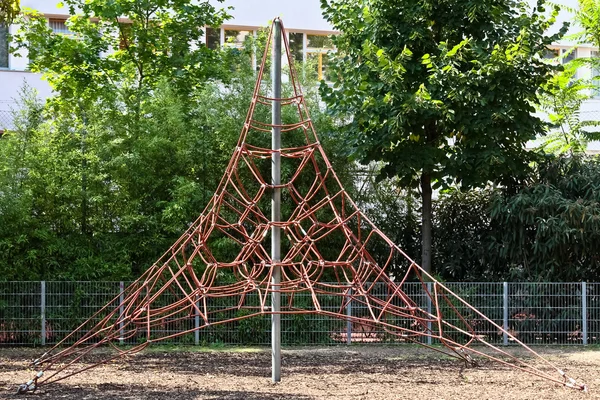 Rede de escalada em um playground — Fotografia de Stock