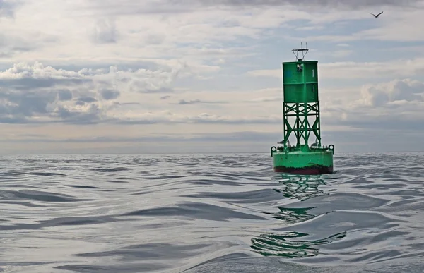 Navigeringsinstrument boj i lugna hav med moln — Stockfoto