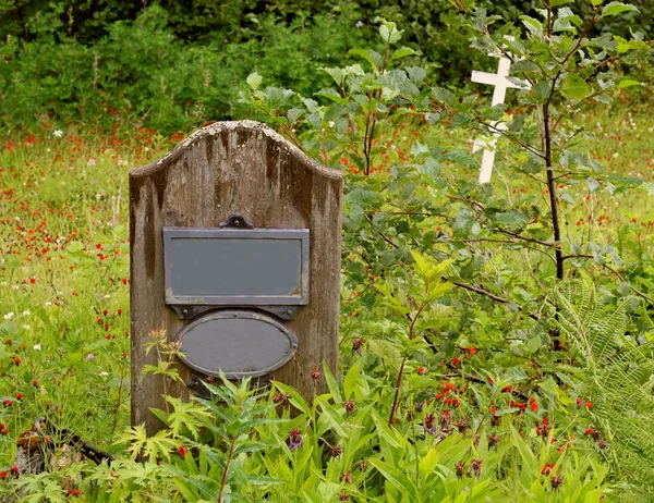 Velha lápide de madeira em um cemitério — Fotografia de Stock