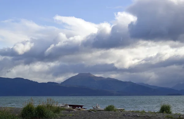 Local de piquenique na baía com nuvens de tempestade — Fotografia de Stock