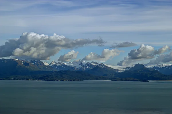 Kenai berg glaciärer med molnen — Stockfoto