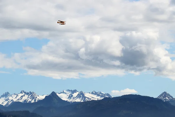Sjöflygplan över bergen — Stockfoto
