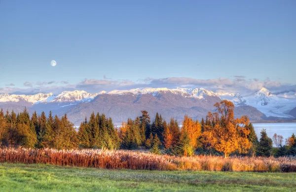 Luna sulle montagne del Kenai in autunno — Foto Stock