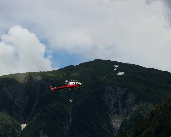Rescue helikopter verlagen van een lijn — Stockfoto
