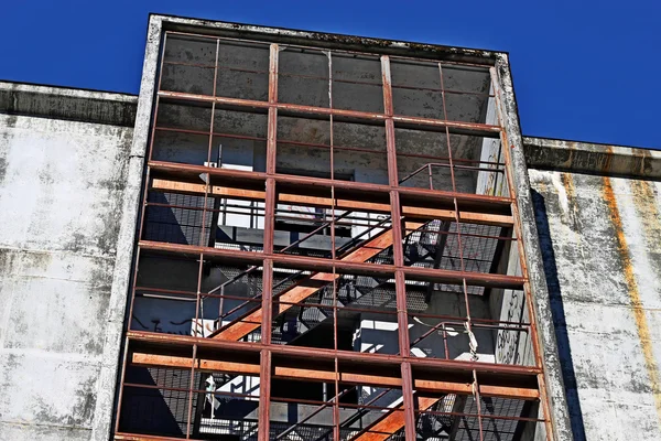 Abandoned building with blue sky — Zdjęcie stockowe